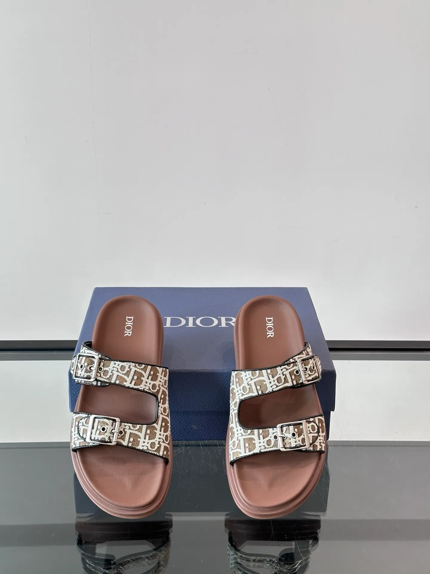 Factory price: 300💰Dior Aqua men's sandals and slippers. Showcasing Dior haute couture design. The Dior gray suede strap is accented with an aluminum Dior buckle for added style. Paired with a comfortable tonal notch sole, they pair easily with shorts or jeans for a sophisticated look. Main body: suede cow leather, technical fabric lining: cow leather, with adjustable straps, aluminum Dior buckle, Dior gray EVA insole, tonal notch rubber outsole splicing structure👌👌 size: 38-44 (45.46 customized)